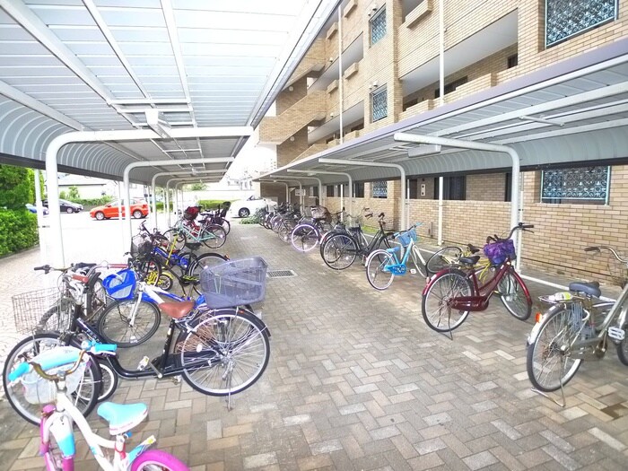 物件外観写真4　(駐輪場)