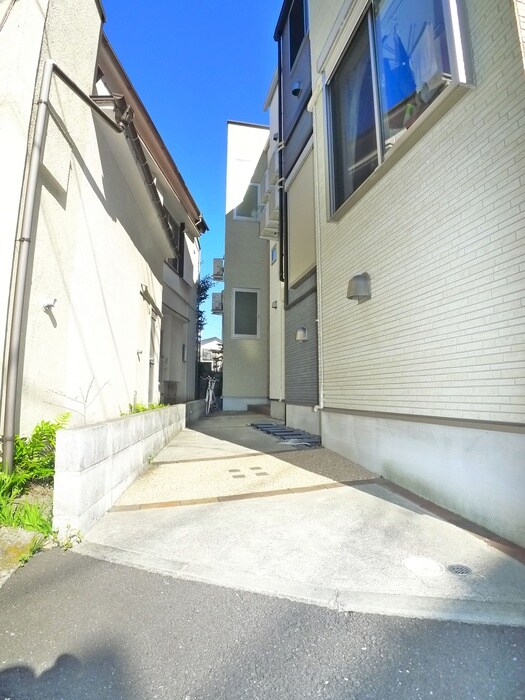 物件外観写真3　(エントランス部分)