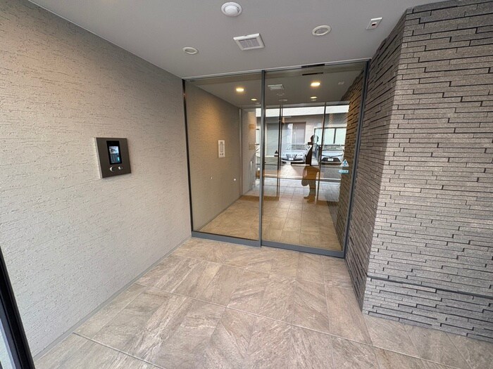 物件外観写真3　(エントランス部分)