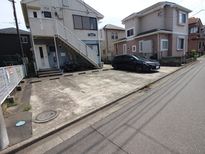 物件外観写真3　(駐車場)