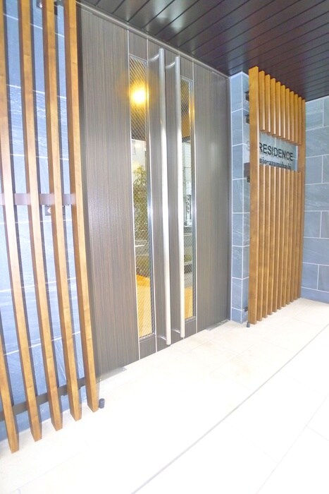 物件外観写真3　(エントランス部分)