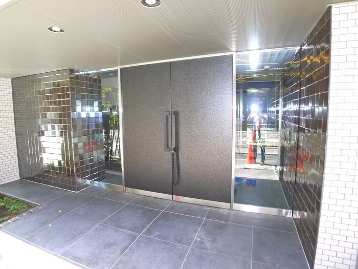 物件外観写真3　(エントランス部分)