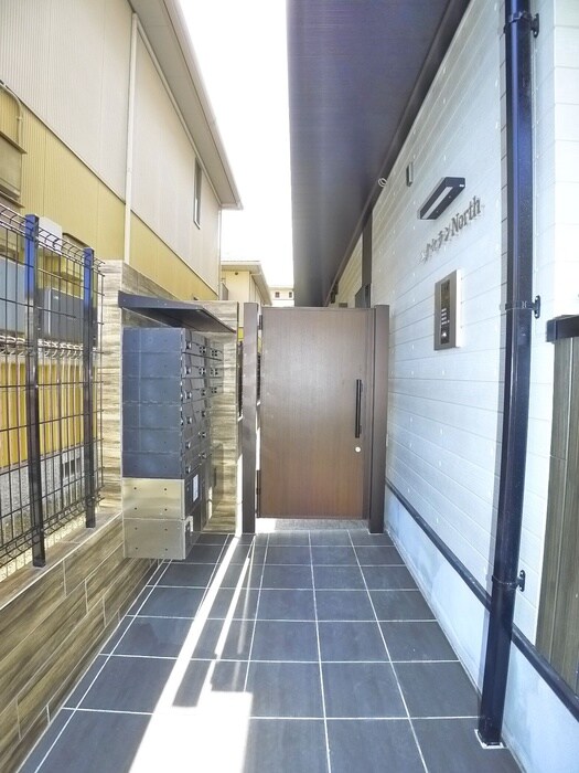 物件外観写真6　(エントランス部分)