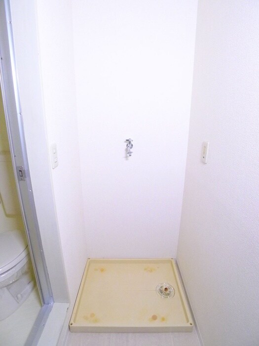 物件内観写真16　(洗濯機置場)