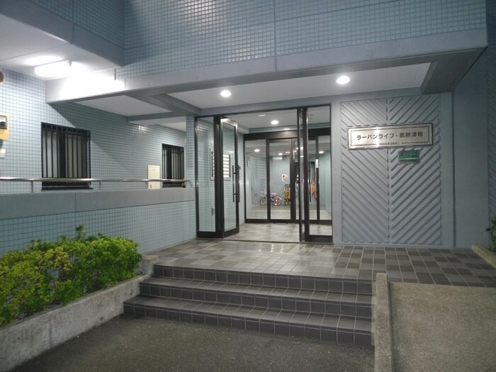 物件外観写真3　(エントランス部分)