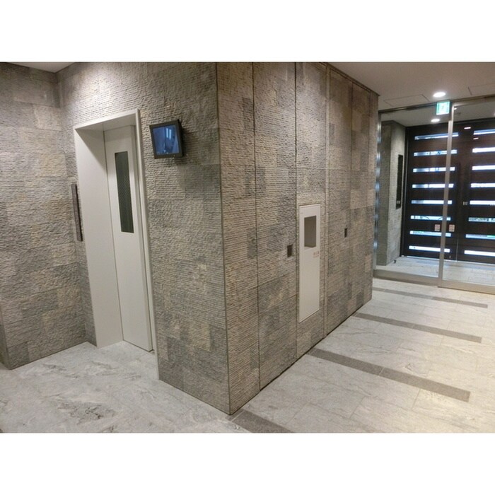 物件外観写真3　(エントランス部分)