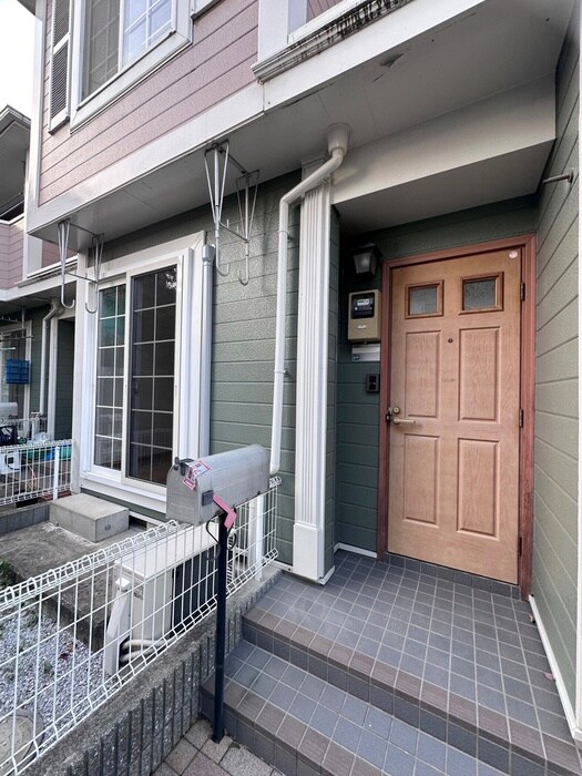 物件外観写真3　(エントランス部分)