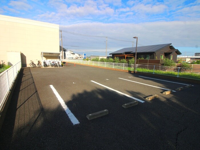 物件外観写真5　(駐車場)