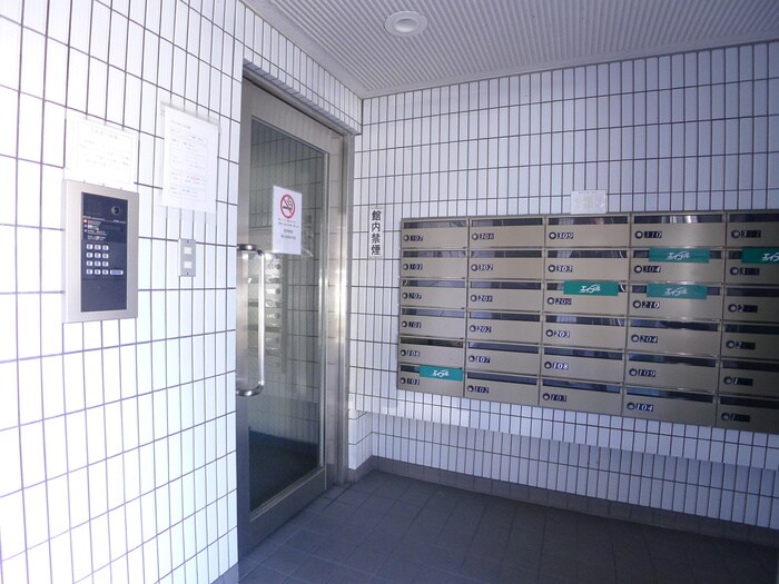 物件外観写真4　(エントランス部分)