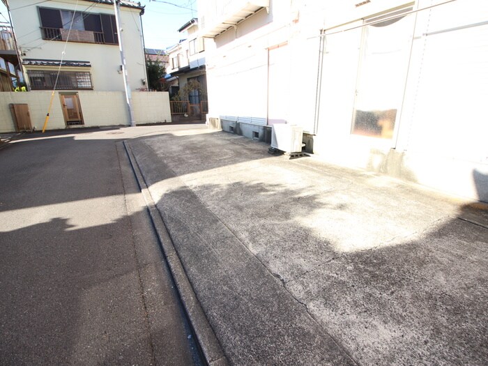 物件外観写真6　(駐車場)