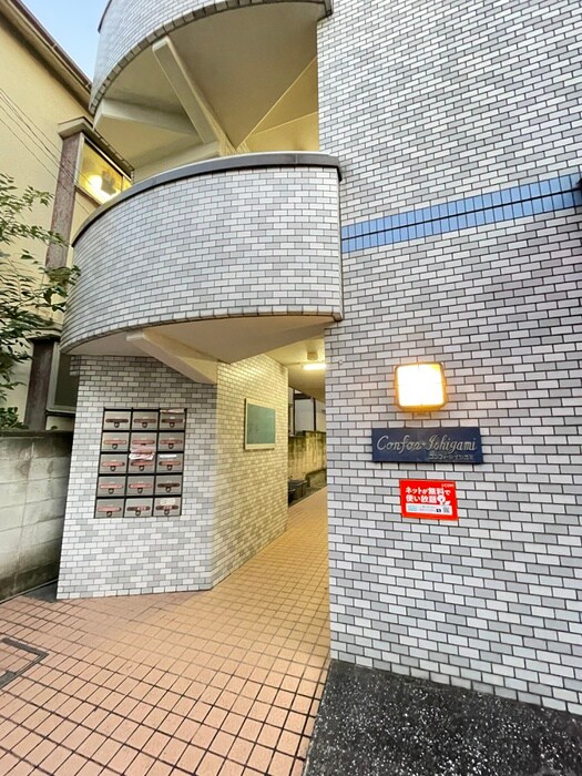 物件外観写真6　(エントランス部分)