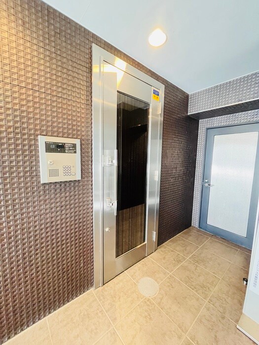 物件外観写真6　(エントランス部分)