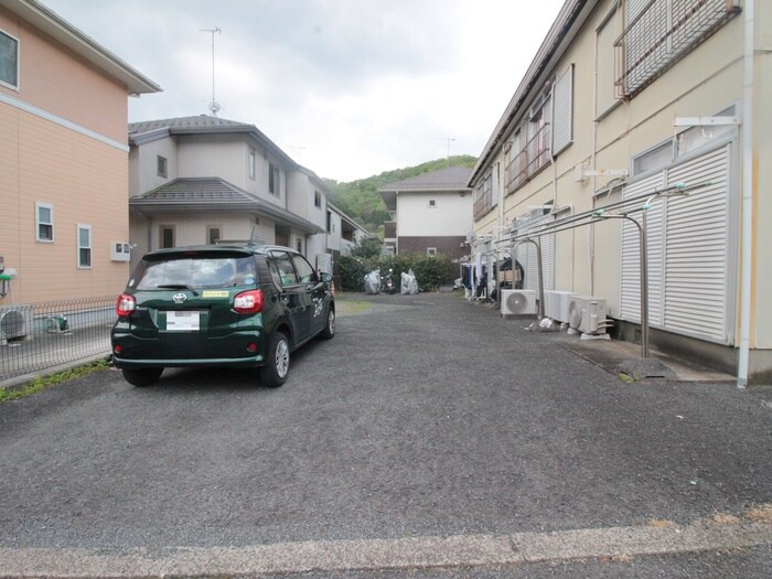 物件外観写真5　(駐車場)