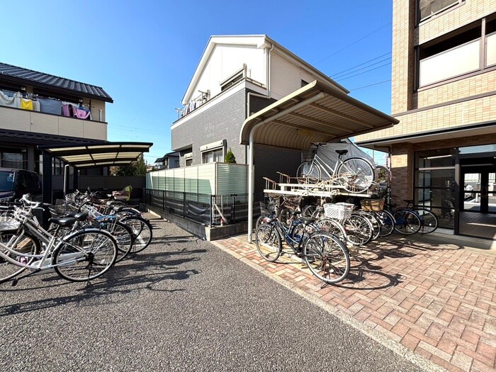 物件外観写真3　(駐輪場)