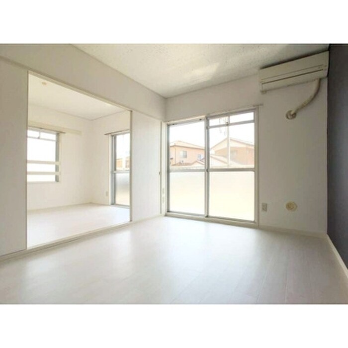 物件内観写真6　(室内からの展望)