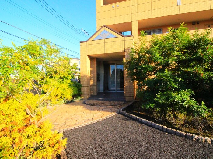 物件外観写真3　(エントランス部分)