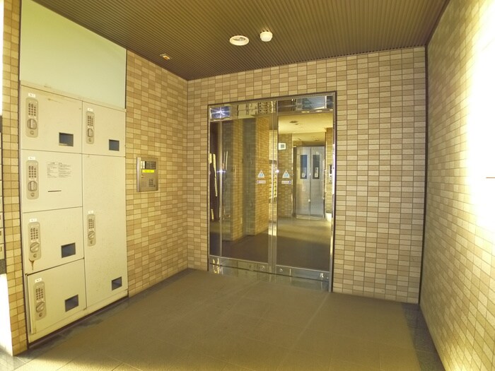 物件外観写真2　(エントランス部分)