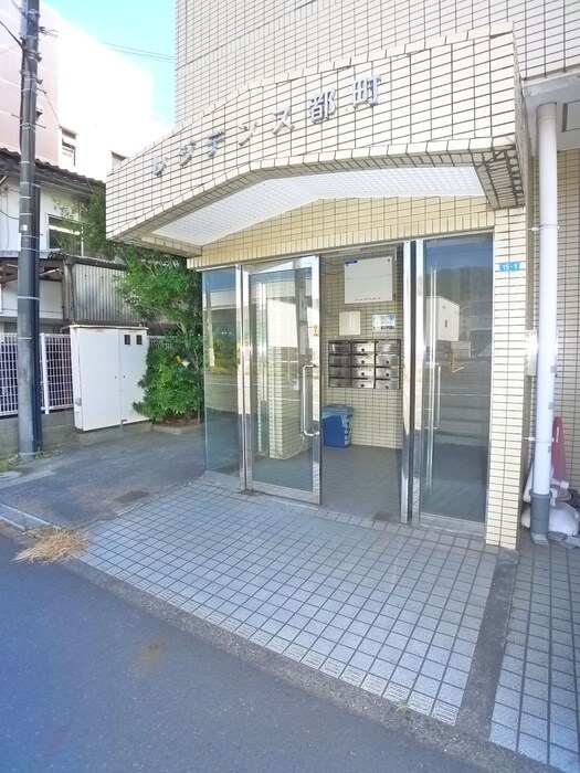 物件外観写真6　(エントランス部分)