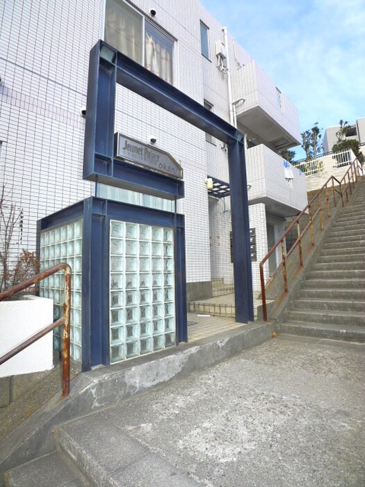 ジュネパレス岡野のエントランス部分