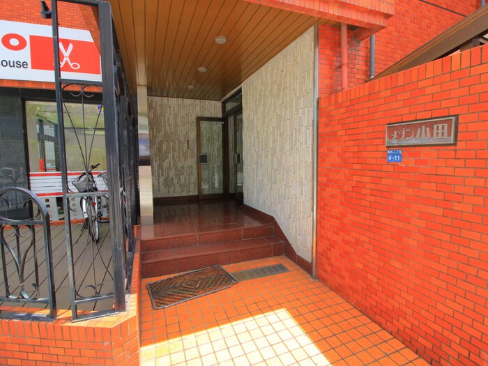 物件外観写真4　(エントランス部分)