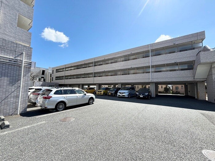 物件外観写真6　(駐車場)