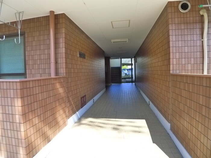 物件外観写真2　(エントランス部分)