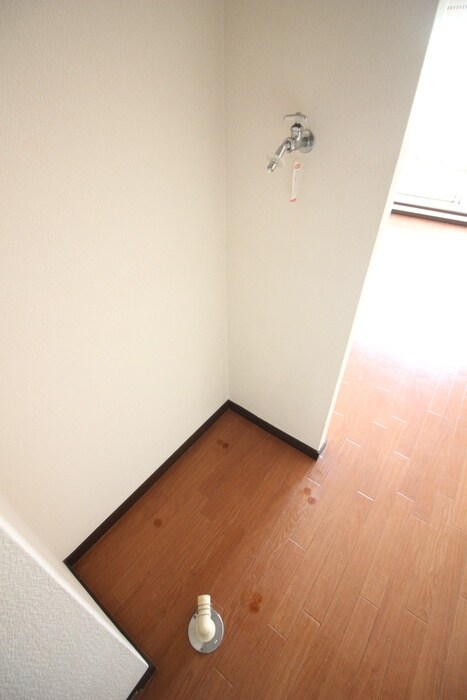 物件内観写真16　(洗濯機置場)