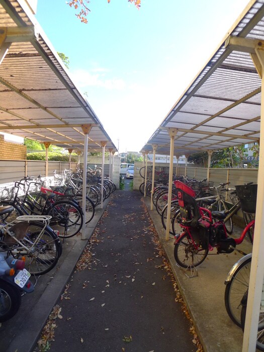 信栄マンションの駐輪場