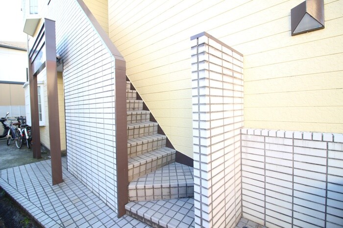 物件外観写真2　(エントランス部分)