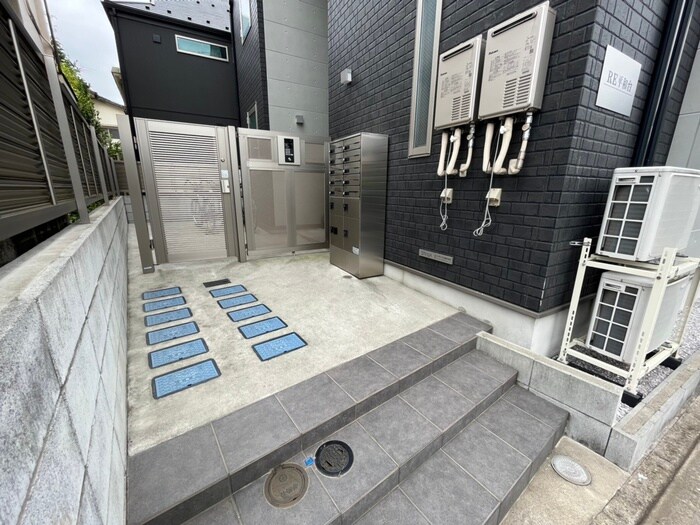 物件外観写真3　(エントランス部分)