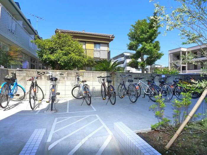 物件外観写真4　(駐輪場)