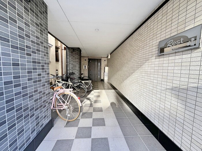 物件外観写真2　(エントランス部分)