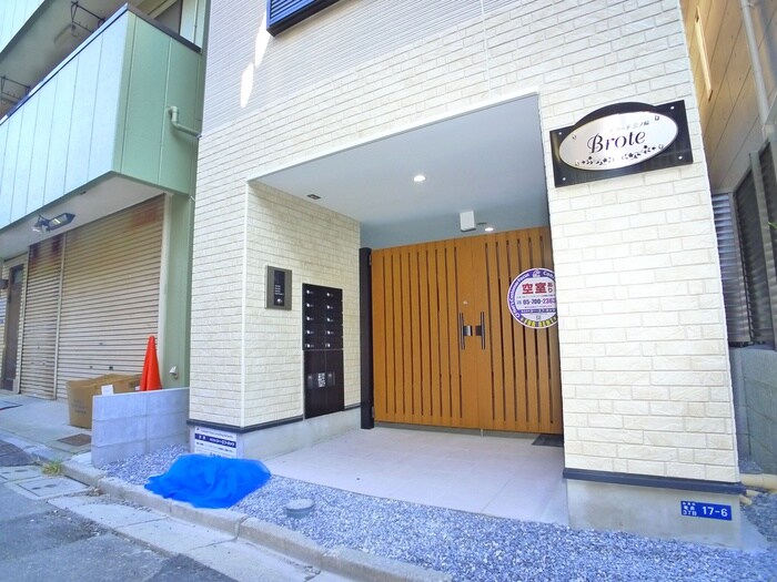 物件外観写真3　(エントランス部分)