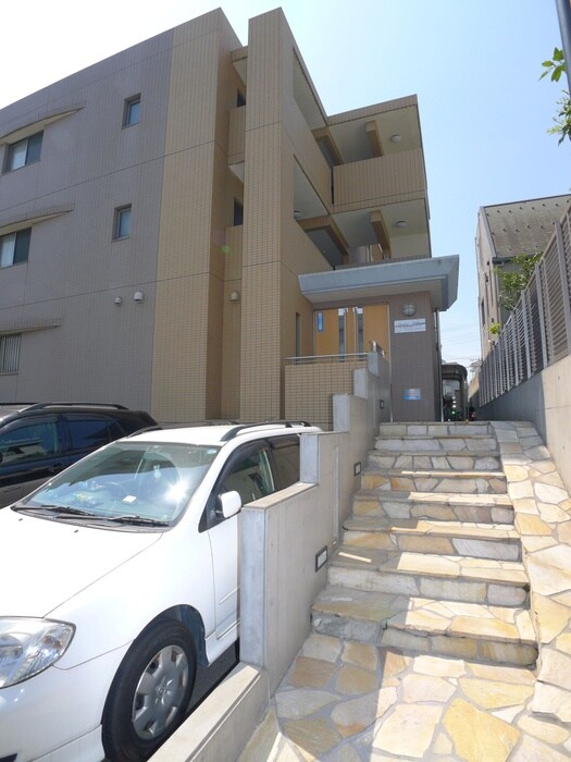 物件外観写真3　(エントランス部分)