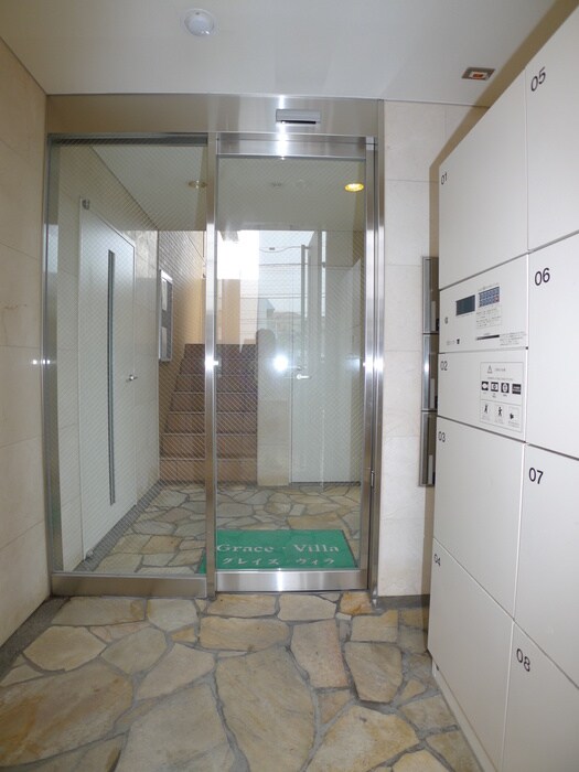 物件外観写真4　(エントランス部分)