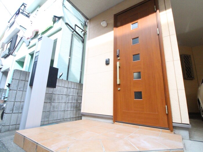 物件外観写真2　(エントランス部分)