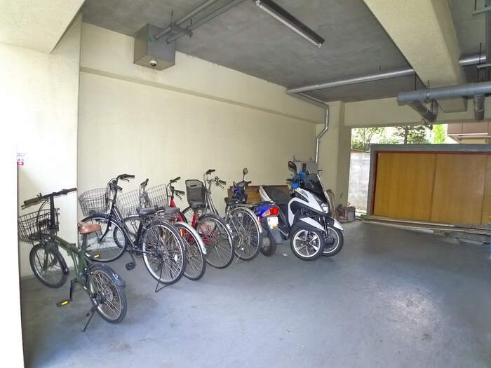 物件外観写真5　(駐輪場)