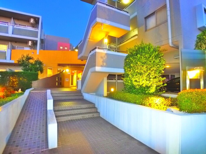 物件外観写真3　(エントランス部分)