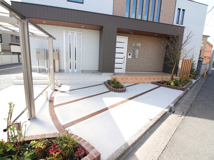 物件外観写真3　(エントランス部分)