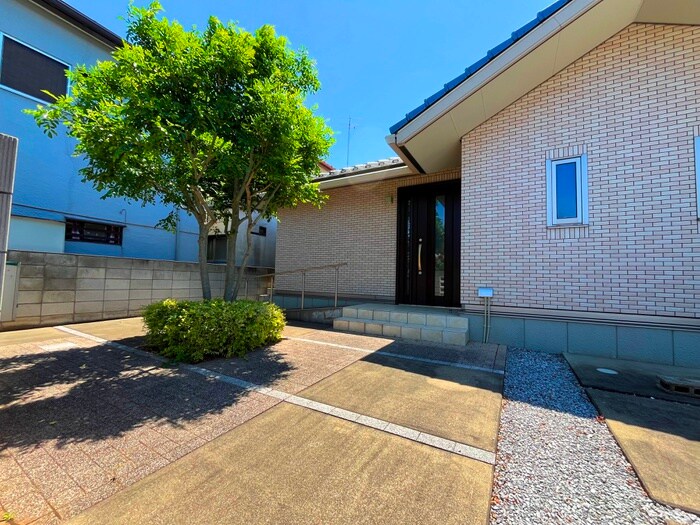 松下邸貸家のエントランス部分