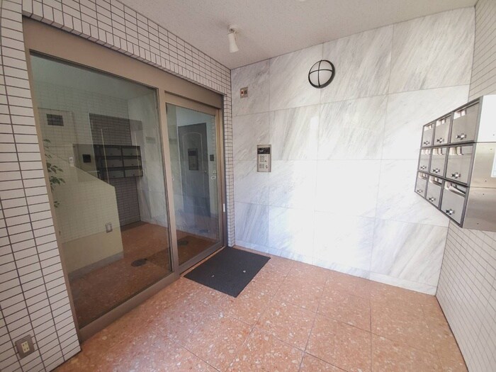 物件外観写真3　(エントランス部分)