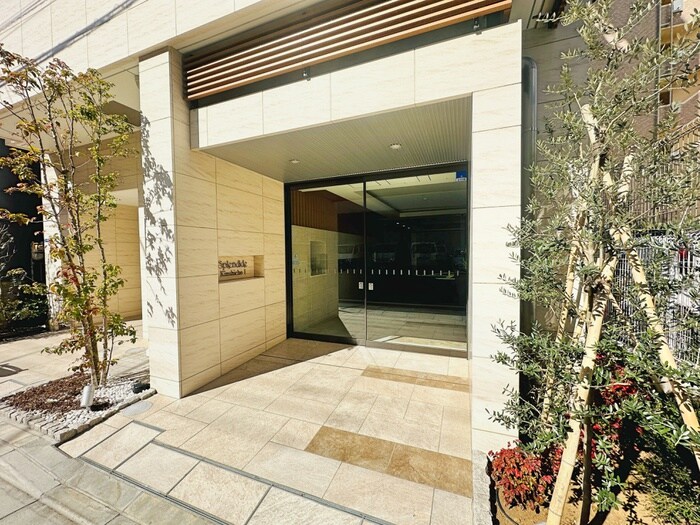 物件外観写真2　(エントランス部分)