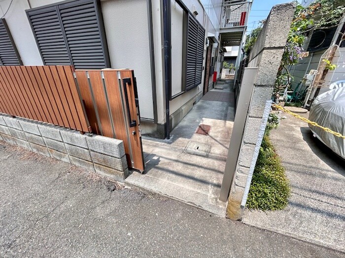 物件外観写真2　(エントランス部分)