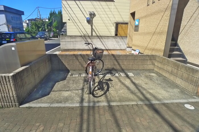 物件外観写真3　(駐輪場)
