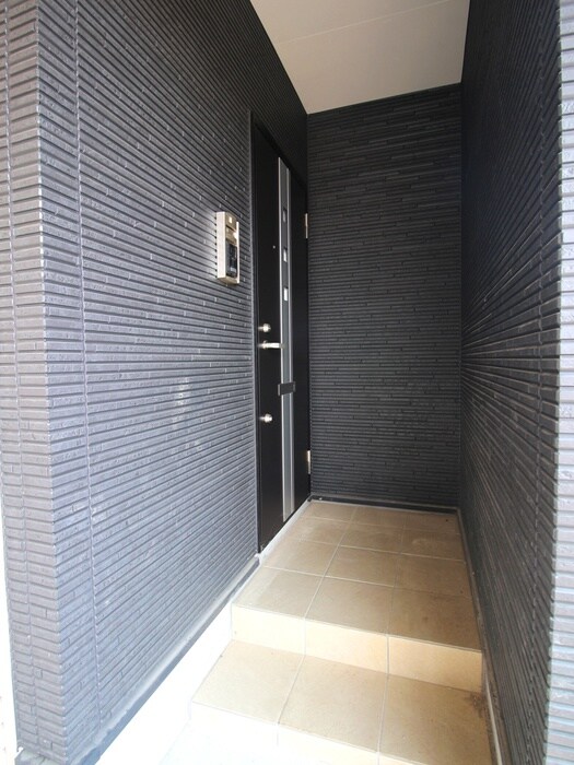 物件外観写真3　(エントランス部分)