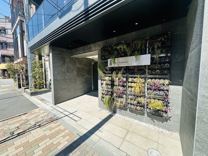 物件外観写真2　(エントランス部分)