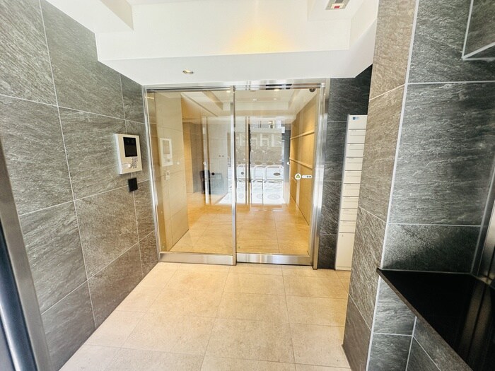 物件外観写真3　(エントランス部分)