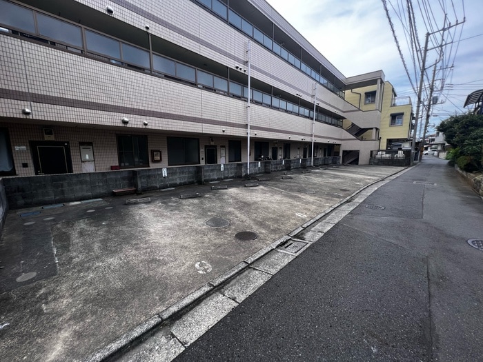 物件外観写真3　(駐車場)