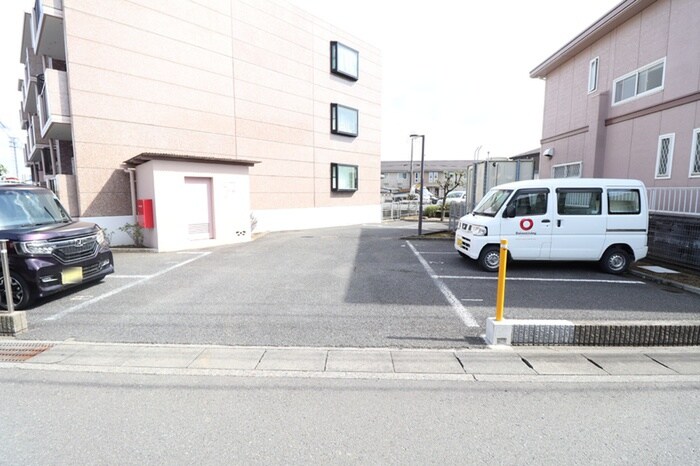 物件外観写真4　(駐車場)