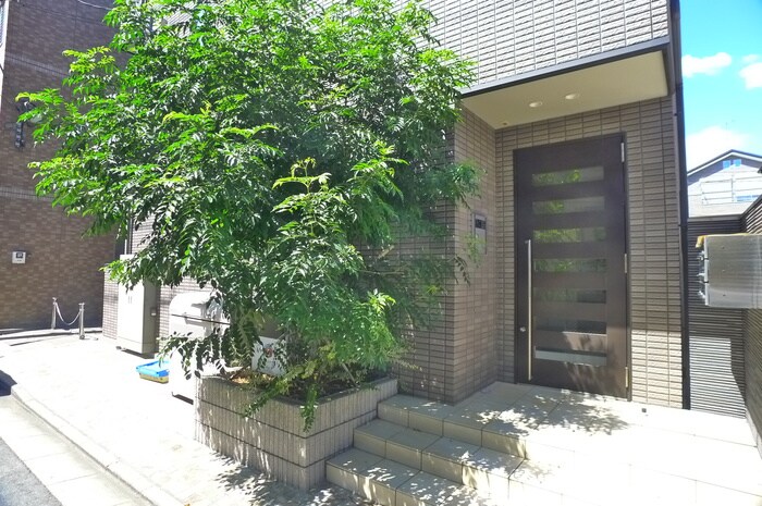 物件外観写真3　(エントランス部分)